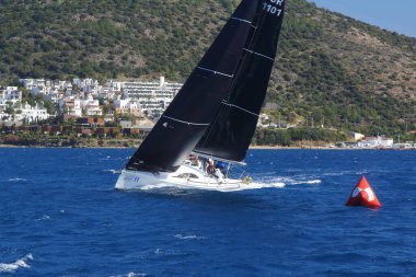 Bodrum, Hindi. 09 Şubat 2020: Ege Denizi 'nin mavi sularında, ünlü tatil beldesi Bodrum' un kıyılarında yelkenliler rüzgarlı havada yelken açıyor.