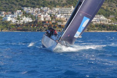 Bodrum, Hindi. 09 Şubat 2020: Ege Denizi 'nin mavi sularında, ünlü tatil beldesi Bodrum' un kıyılarında yelkenliler rüzgarlı havada yelken açıyor.