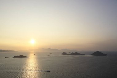 Deniz kenti Turgutreis ve muhteşem gün batımları. adaların ve denizin havadan görünüşü