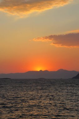 Sahilde gün batımı. Deniz kenti Turgutreis ve muhteşem gün batımları. Seçici Odaklanma.