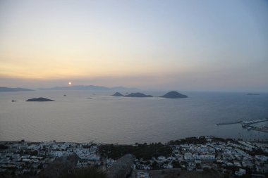 Bodrum, Hindi. 04 Ekim 2023: Deniz kenti Turgutreis ve muhteşem gün batımları. adaların ve denizin havadan görünüşü