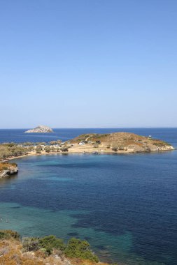 Bodrum, Hindi. 04 Ekim 2023: Deniz kenti Turgutreis ve muhteşem gün batımları. adaların ve denizin havadan görünüşü