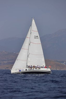 Bodrum, Hindi. 07 Ekim 2023: Ege Denizi 'nin mavi sularında, ünlü tatil beldesi Bodrum' un kıyılarında yelkenliler rüzgarlı havada yelken açıyor.