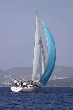Bodrum, Hindi. 07 Ekim 2023: Ege Denizi 'nin mavi sularında, ünlü tatil beldesi Bodrum' un kıyılarında yelkenliler rüzgarlı havada yelken açıyor.