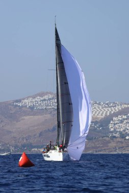 Bodrum, Hindi. 08 Ekim 2023: Yelkenliler Ege Denizi 'nin mavi sularında, ünlü tatil beldesi Bodrum' un kıyılarında rüzgarlı havada yelken açıyorlar..