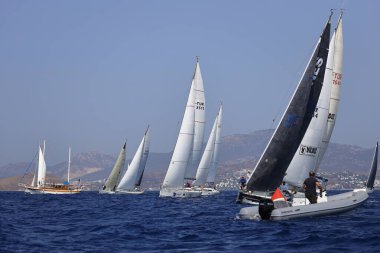 Bodrum, Hindi. 08 Ekim 2023: Yelkenliler Ege Denizi 'nin mavi sularında, ünlü tatil beldesi Bodrum' un kıyılarında rüzgarlı havada yelken açıyorlar..