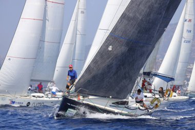 Bodrum, Hindi. 08 Ekim 2023: Yelkenliler Ege Denizi 'nin mavi sularında, ünlü tatil beldesi Bodrum' un kıyılarında rüzgarlı havada yelken açıyorlar..