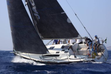 Bodrum, Hindi. 08 Ekim 2023: Yelkenliler Ege Denizi 'nin mavi sularında, ünlü tatil beldesi Bodrum' un kıyılarında rüzgarlı havada yelken açıyorlar..