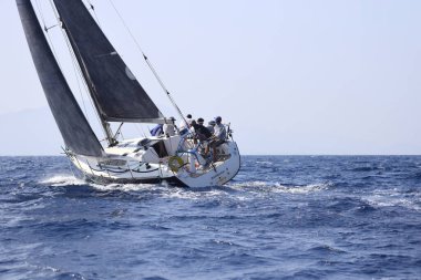 Bodrum, Hindi. 08 Ekim 2023: Yelkenliler Ege Denizi 'nin mavi sularında, ünlü tatil beldesi Bodrum' un kıyılarında rüzgarlı havada yelken açıyorlar..