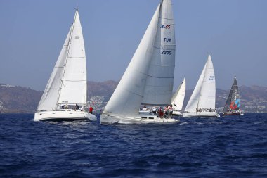 Bodrum, Hindi. 08 Ekim 2023: Yelkenliler Ege Denizi 'nin mavi sularında, ünlü tatil beldesi Bodrum' un kıyılarında rüzgarlı havada yelken açıyorlar..