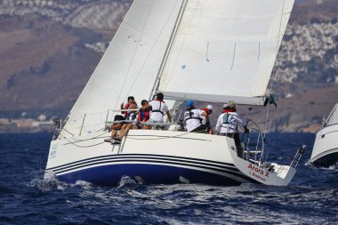 Bodrum, Hindi. 08 Ekim 2023: Yelkenliler Ege Denizi 'nin mavi sularında, ünlü tatil beldesi Bodrum' un kıyılarında rüzgarlı havada yelken açıyorlar..