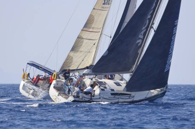 Bodrum, Hindi. 08 Ekim 2023: Yelkenliler Ege Denizi 'nin mavi sularında, ünlü tatil beldesi Bodrum' un kıyılarında rüzgarlı havada yelken açıyorlar..