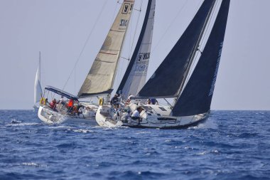 Bodrum, Hindi. 08 Ekim 2023: Yelkenliler Ege Denizi 'nin mavi sularında, ünlü tatil beldesi Bodrum' un kıyılarında rüzgarlı havada yelken açıyorlar..
