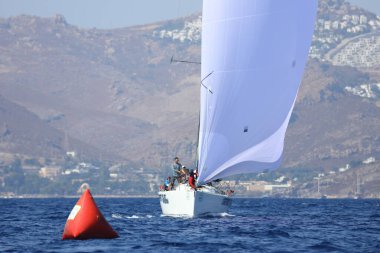 Bodrum, Hindi. 08 Ekim 2023: Yelkenliler Ege Denizi 'nin mavi sularında, ünlü tatil beldesi Bodrum' un kıyılarında rüzgarlı havada yelken açıyorlar..