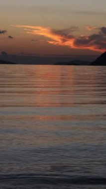 Deniz kenti Turgutreis ve muhteşem gün batımları. Bodrum, Hindi. Sosyal medya için dikey video.