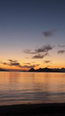 Deniz kenti Turgutreis ve muhteşem gün batımları. Bodrum, Hindi. Sosyal medya için dikey video.