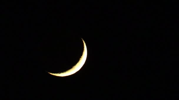 在漆黑的夜空中移动的一颗新月的时间消逝了 — 图库视频影像