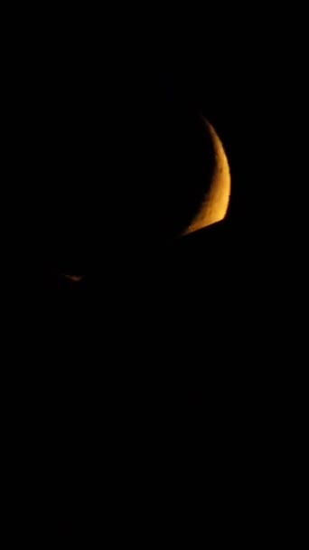 Lapso Tiempo Cerca Una Luna Nueva Moviéndose Través Del Oscuro — Vídeos de Stock