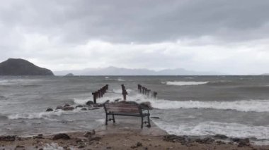 Fırtınalı denizde eski metal iskele parçalanmış.