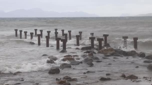 Viejo Muelle Metal Desgarrado Mar Tormentoso — Vídeo de stock
