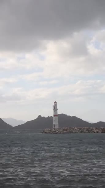 Seelandschaft Bei Sonnenuntergang Leuchtturm Der Küste Seestadt Turgutreis Und Spektakulärer — Stockvideo