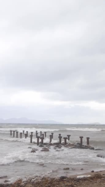 Fırtınalı Denizde Eski Metal Iskele Parçalandı Sosyal Medya Için Dikey — Stok video
