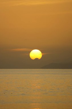 Boş gökyüzü ve güneş fotokopi alanı için yakın plan. Gün batımının muhteşem manzarası nefes kesiciydi. Güneş ufuktaki bulutların ardında batıyordu..