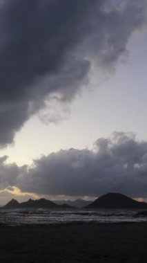 Deniz kenti Turgutreis ve muhteşem gün batımları. Bodrum, Hindi. Sosyal medya için dikey video.