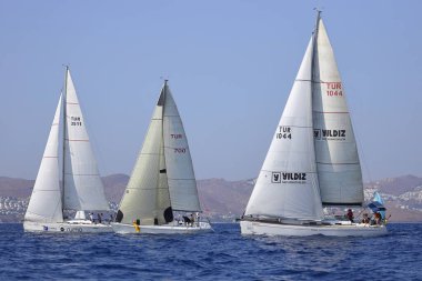 Bodrum, Hindi. 08 Ekim 2023: Yelkenliler Ege Denizi 'nin mavi sularında, ünlü tatil beldesi Bodrum' un kıyılarında rüzgarlı havada yelken açıyorlar..