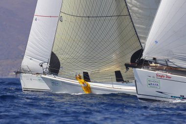 Bodrum, Hindi. 08 Ekim 2023: Yelkenliler Ege Denizi 'nin mavi sularında, ünlü tatil beldesi Bodrum' un kıyılarında rüzgarlı havada yelken açıyorlar..