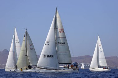 Bodrum, Hindi. 08 Ekim 2023: Yelkenliler Ege Denizi 'nin mavi sularında, ünlü tatil beldesi Bodrum' un kıyılarında rüzgarlı havada yelken açıyorlar..