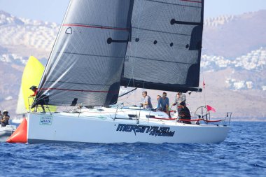 Bodrum, Hindi. 08 Ekim 2023: Yelkenliler Ege Denizi 'nin mavi sularında, ünlü tatil beldesi Bodrum' un kıyılarında rüzgarlı havada yelken açıyorlar..