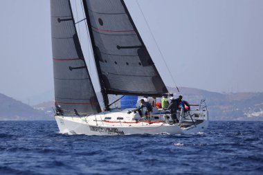 Bodrum, Hindi. 08 Ekim 2023: Yelkenliler Ege Denizi 'nin mavi sularında, ünlü tatil beldesi Bodrum' un kıyılarında rüzgarlı havada yelken açıyorlar..