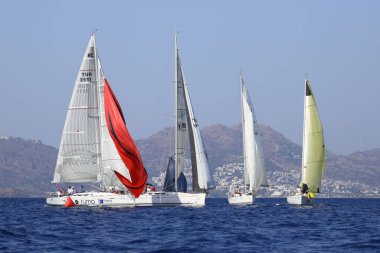 Bodrum, Hindi. 08 Ekim 2023: Yelkenliler Ege Denizi 'nin mavi sularında, ünlü tatil beldesi Bodrum' un kıyılarında rüzgarlı havada yelken açıyorlar..