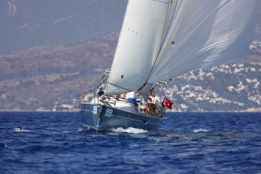 Bodrum, Hindi. 08 Ekim 2023: Yelkenliler Ege Denizi 'nin mavi sularında, ünlü tatil beldesi Bodrum' un kıyılarında rüzgarlı havada yelken açıyorlar..