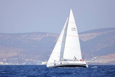 Bodrum, Hindi. 08 Ekim 2023: Yelkenliler Ege Denizi 'nin mavi sularında, ünlü tatil beldesi Bodrum' un kıyılarında rüzgarlı havada yelken açıyorlar..