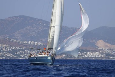 Bodrum, Hindi. 08 Ekim 2023: Yelkenliler Ege Denizi 'nin mavi sularında, ünlü tatil beldesi Bodrum' un kıyılarında rüzgarlı havada yelken açıyorlar..