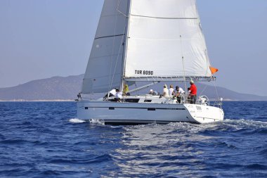 Bodrum, Hindi. 08 Ekim 2023: Yelkenliler Ege Denizi 'nin mavi sularında, ünlü tatil beldesi Bodrum' un kıyılarında rüzgarlı havada yelken açıyorlar..