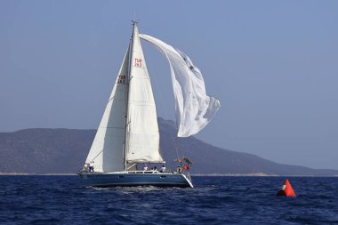 Bodrum, Hindi. 08 Ekim 2023: Yelkenliler Ege Denizi 'nin mavi sularında, ünlü tatil beldesi Bodrum' un kıyılarında rüzgarlı havada yelken açıyorlar..