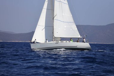 Bodrum, Hindi. 08 Ekim 2023: Yelkenliler Ege Denizi 'nin mavi sularında, ünlü tatil beldesi Bodrum' un kıyılarında rüzgarlı havada yelken açıyorlar..