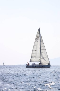 Bodrum, Hindi. 08 Ekim 2023: Yelkenliler Ege Denizi 'nin mavi sularında, ünlü tatil beldesi Bodrum' un kıyılarında rüzgarlı havada yelken açıyorlar..