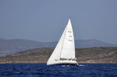 Bodrum, Hindi. 08 Ekim 2023: Yelkenliler Ege Denizi 'nin mavi sularında, ünlü tatil beldesi Bodrum' un kıyılarında rüzgarlı havada yelken açıyorlar..