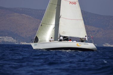 Bodrum, Hindi. 08 Ekim 2023: Yelkenliler Ege Denizi 'nin mavi sularında, ünlü tatil beldesi Bodrum' un kıyılarında rüzgarlı havada yelken açıyorlar..