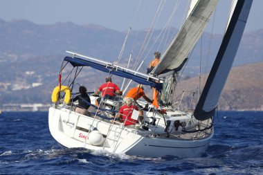 Bodrum, Hindi. 08 Ekim 2023: Yelkenliler Ege Denizi 'nin mavi sularında, ünlü tatil beldesi Bodrum' un kıyılarında rüzgarlı havada yelken açıyorlar..