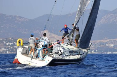Bodrum, Hindi. 08 Ekim 2023: Yelkenliler Ege Denizi 'nin mavi sularında, ünlü tatil beldesi Bodrum' un kıyılarında rüzgarlı havada yelken açıyorlar..