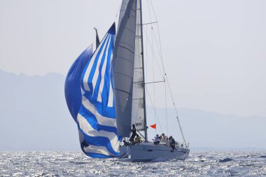 Bodrum, Hindi. 08 Ekim 2023: Yelkenliler Ege Denizi 'nin mavi sularında, ünlü tatil beldesi Bodrum' un kıyılarında rüzgarlı havada yelken açıyorlar..