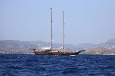 Bodrum, Hindi. 08 Ekim 2023: Lüks tekneler hafta sonu Türkiye 'nin en sevdiği tatil merkezi olan Bodrum' da Ege Denizi 'nde seyahat ediyorlar.