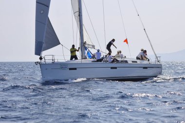 Bodrum, Hindi. 08 Ekim 2023: Yelkenliler Ege Denizi 'nin mavi sularında, ünlü tatil beldesi Bodrum' un kıyılarında rüzgarlı havada yelken açıyorlar..