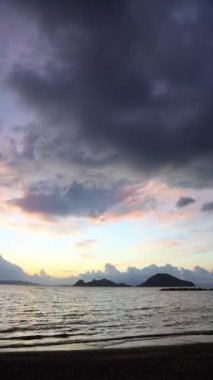 Deniz kenti Turgutreis ve muhteşem gün batımları. Bodrum, Hindi. Sosyal medya için dikey video.