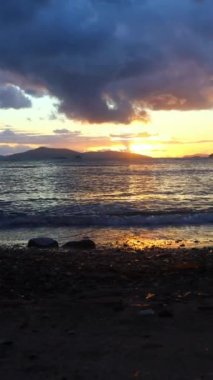 Deniz kenti Turgutreis ve muhteşem gün batımları. Bodrum, Hindi. Sosyal medya için dikey video.
